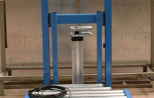 Rail électrique circulaire pour l’alimentation de table tournante sur une chaîne de contrôle.