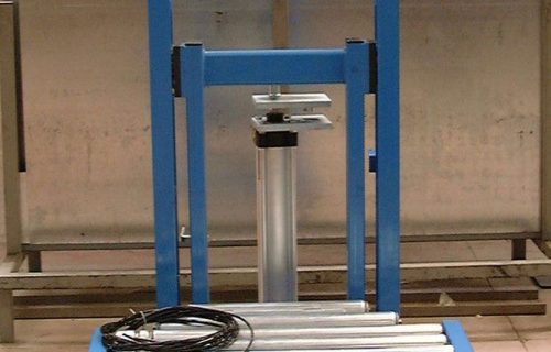 Rail électrique circulaire pour l’alimentation de table tournante sur une chaîne de contrôle.