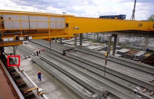 Rails électriques pour l’alimentation d’un pont en service extérieur, exposés aux intempéries.