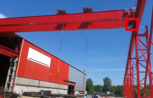 Rails électriques pour l’alimentation d’un pont en service extérieur, exposés aux intempéries.