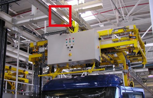 Rails électriques pour l’alimentation en puissance et contrôle d’un convoyeur aérien sur monorail aluminium.