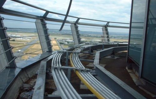 Rails électriques pour l’alimentation et l’asservissement d’une nacelle évoluant sur une tour de contrôle d’aéroport (Roissy), en service extérieur.