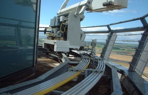 Rails électriques pour l’alimentation et l’asservissement d’une nacelle évoluant sur une tour de contrôle d’aéroport (Roissy), en service extérieur.