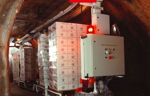 Rails électriques pour l’alimentation d’un convoyeur dans une cave.