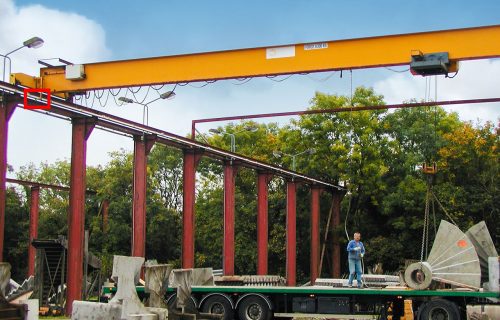 Rails électriques pour l’alimentation de ponts roulants en service extérieur.