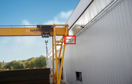 Rails électriques pour l’alimentation d’un portique en service extérieur, exposés aux intempéries.