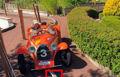 Rails électriques pour l’alimentation de voiturettes d’un manège pour parc d’attraction, en service extérieur.